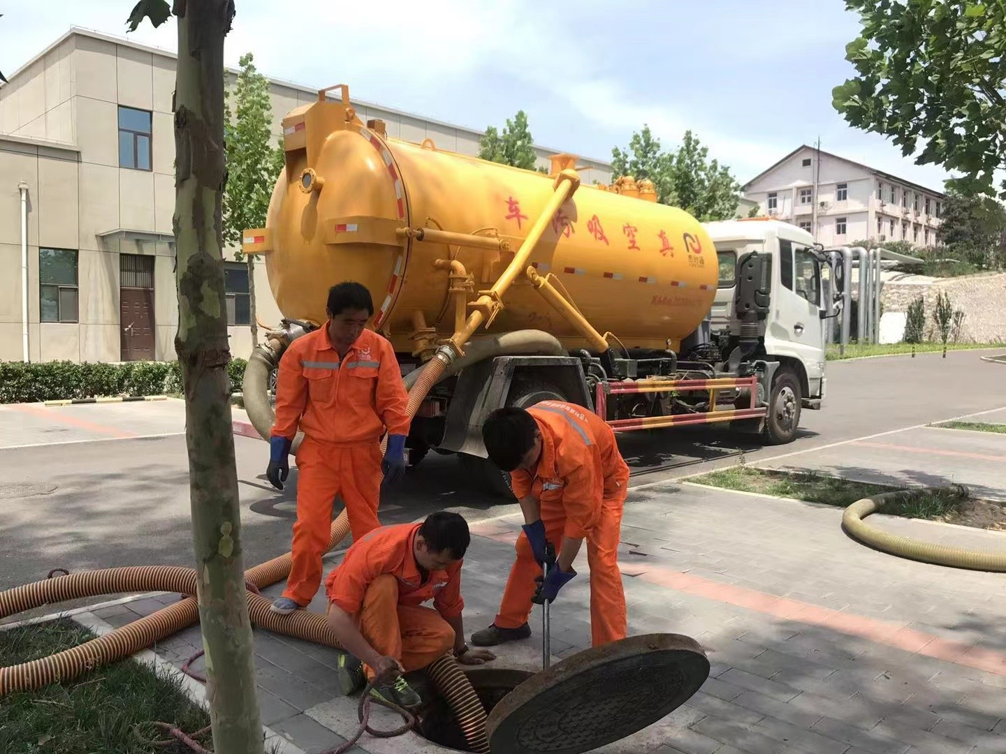 翔安管道疏通车停在窨井附近