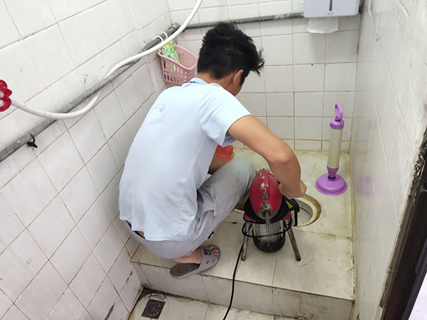 翔安管道堵塞冒臭气 专业师傅现场解决问题